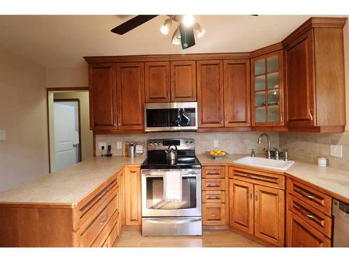 1410 20 Street North, Lethbridge, AB - Indoor Photo Showing Kitchen