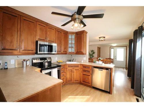 1410 20 Street North, Lethbridge, AB - Indoor Photo Showing Kitchen