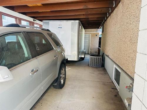 618 19 Street South, Lethbridge, AB -  Photo Showing Garage