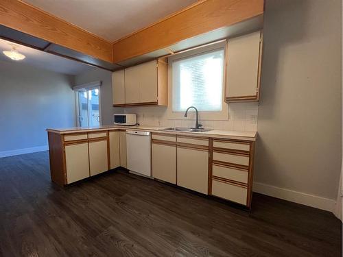 618 19 Street South, Lethbridge, AB - Indoor Photo Showing Kitchen