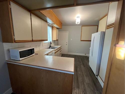 618 19 Street South, Lethbridge, AB - Indoor Photo Showing Kitchen With Double Sink