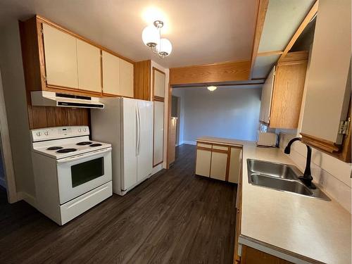 618 19 Street South, Lethbridge, AB - Indoor Photo Showing Kitchen With Double Sink