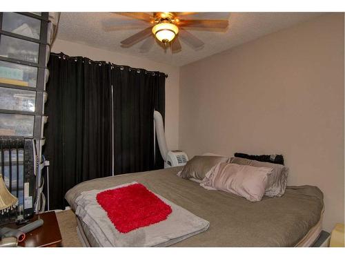 265 Laval Boulevard West, Lethbridge, AB - Indoor Photo Showing Bedroom