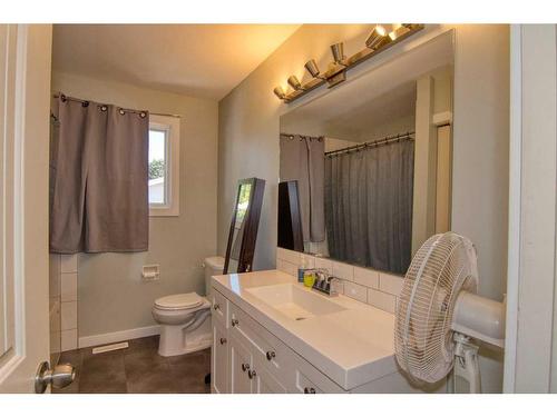 265 Laval Boulevard West, Lethbridge, AB - Indoor Photo Showing Bathroom