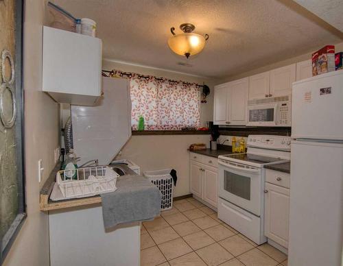 265 Laval Boulevard West, Lethbridge, AB - Indoor Photo Showing Kitchen