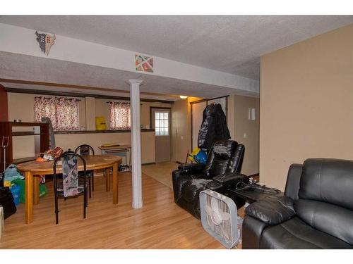 265 Laval Boulevard West, Lethbridge, AB - Indoor Photo Showing Living Room