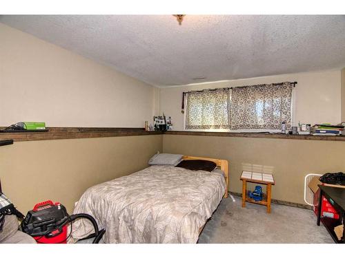 265 Laval Boulevard West, Lethbridge, AB - Indoor Photo Showing Bedroom