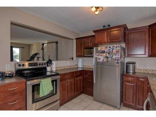 265 Laval Boulevard West, Lethbridge, AB - Indoor Photo Showing Kitchen