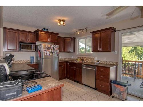 265 Laval Boulevard West, Lethbridge, AB - Indoor Photo Showing Kitchen