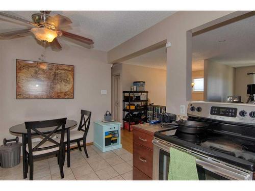 265 Laval Boulevard West, Lethbridge, AB - Indoor Photo Showing Kitchen