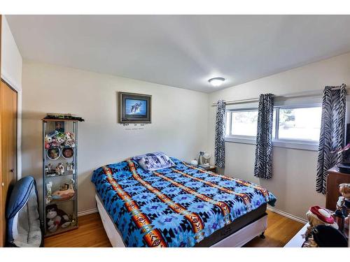 3415 Lakewood Road South, Lethbridge, AB - Indoor Photo Showing Bedroom