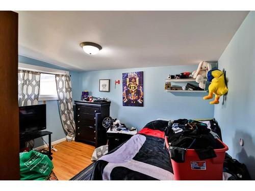 3415 Lakewood Road South, Lethbridge, AB - Indoor Photo Showing Bedroom