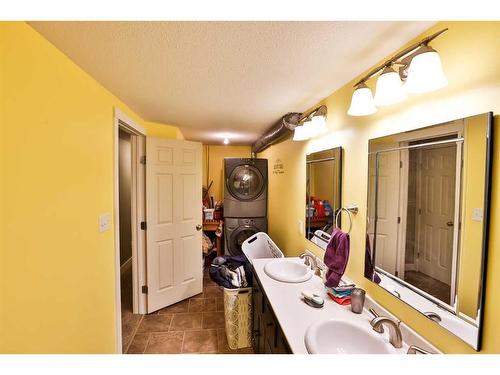 3415 Lakewood Road South, Lethbridge, AB - Indoor Photo Showing Bathroom