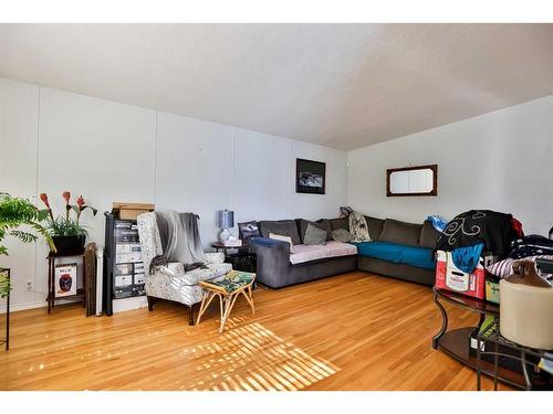 3415 Lakewood Road South, Lethbridge, AB - Indoor Photo Showing Living Room