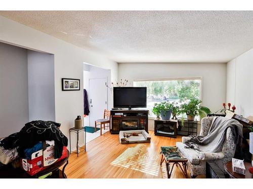 3415 Lakewood Road South, Lethbridge, AB - Indoor Photo Showing Living Room