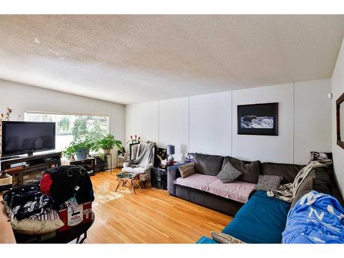 3415 Lakewood Road South, Lethbridge, AB - Indoor Photo Showing Living Room