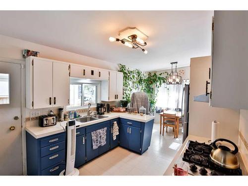 3415 Lakewood Road South, Lethbridge, AB - Indoor Photo Showing Kitchen With Double Sink