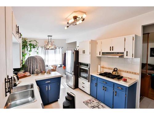 3415 Lakewood Road South, Lethbridge, AB - Indoor Photo Showing Kitchen With Double Sink