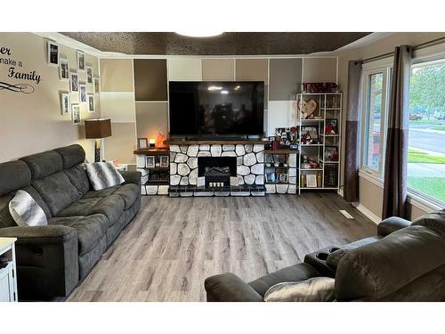 2218 6A Avenue North, Lethbridge, AB - Indoor Photo Showing Living Room