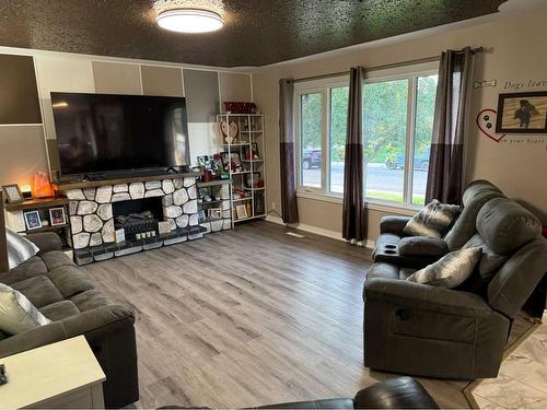 2218 6A Avenue North, Lethbridge, AB - Indoor Photo Showing Living Room