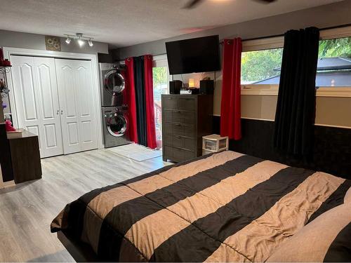 2218 6A Avenue North, Lethbridge, AB - Indoor Photo Showing Bedroom