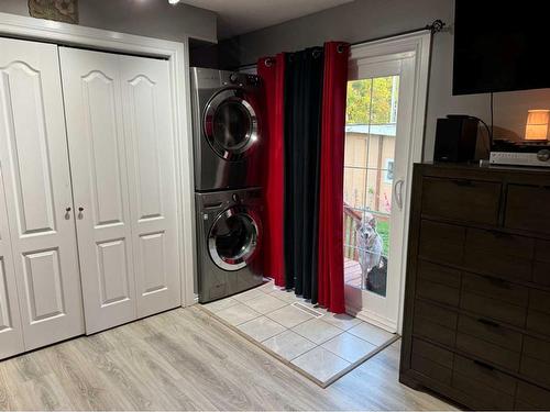 2218 6A Avenue North, Lethbridge, AB - Indoor Photo Showing Laundry Room