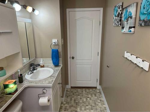 2218 6A Avenue North, Lethbridge, AB - Indoor Photo Showing Bathroom