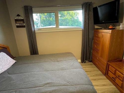 2218 6A Avenue North, Lethbridge, AB - Indoor Photo Showing Bedroom