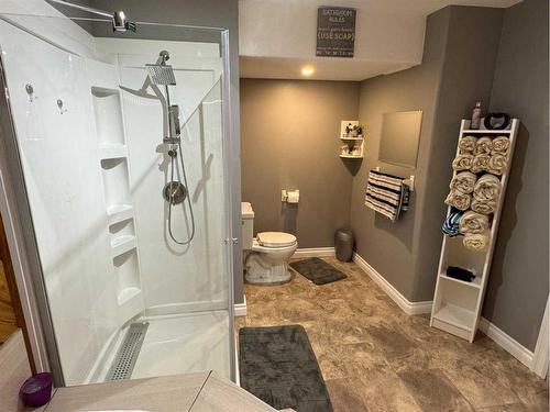 2218 6A Avenue North, Lethbridge, AB - Indoor Photo Showing Bathroom