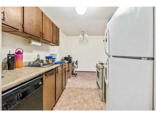 303-401 Columbia Boulevard West, Lethbridge, AB - Indoor Photo Showing Kitchen