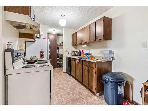 303-401 Columbia Boulevard West, Lethbridge, AB - Indoor Photo Showing Kitchen