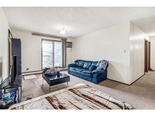 303-401 Columbia Boulevard West, Lethbridge, AB - Indoor Photo Showing Living Room