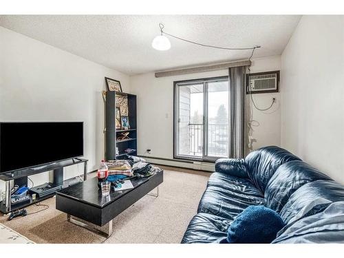 303-401 Columbia Boulevard West, Lethbridge, AB - Indoor Photo Showing Living Room