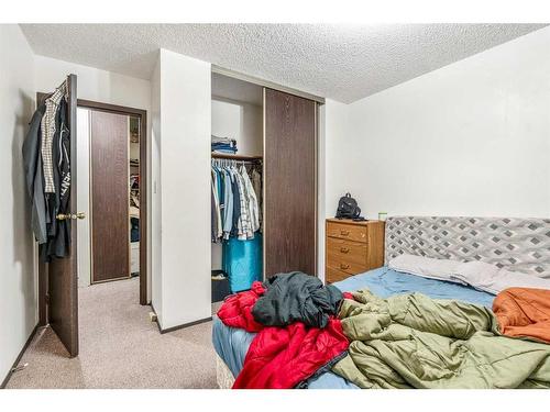 303-401 Columbia Boulevard West, Lethbridge, AB - Indoor Photo Showing Bedroom