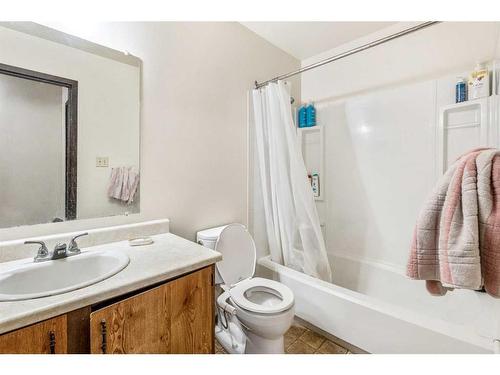 303-401 Columbia Boulevard West, Lethbridge, AB - Indoor Photo Showing Bathroom