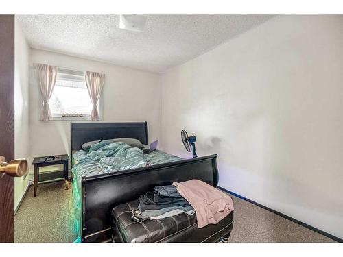 303-401 Columbia Boulevard West, Lethbridge, AB - Indoor Photo Showing Bedroom