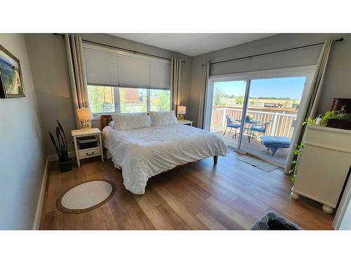 4617 26 Avenue South, Lethbridge, AB - Indoor Photo Showing Bedroom