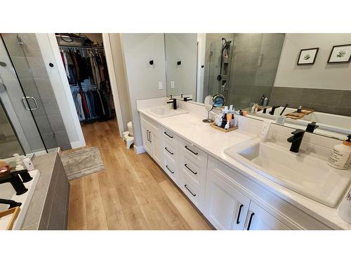 4617 26 Avenue South, Lethbridge, AB - Indoor Photo Showing Bathroom