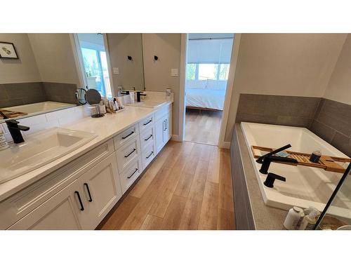 4617 26 Avenue South, Lethbridge, AB - Indoor Photo Showing Bathroom