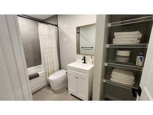 4617 26 Avenue South, Lethbridge, AB - Indoor Photo Showing Bathroom