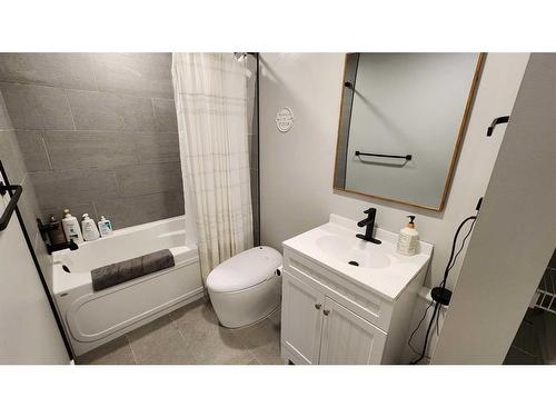 4617 26 Avenue South, Lethbridge, AB - Indoor Photo Showing Bathroom