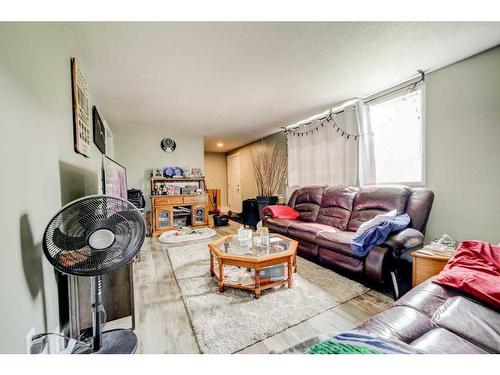 8636 19 Avenue, Coleman, AB - Indoor Photo Showing Living Room