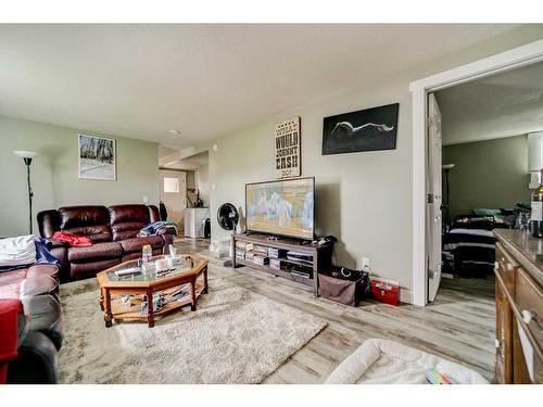 8636 19 Avenue, Coleman, AB - Indoor Photo Showing Living Room