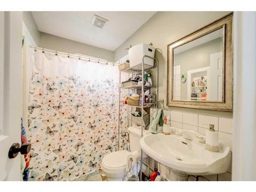 8636 19 Avenue, Coleman, AB - Indoor Photo Showing Bathroom