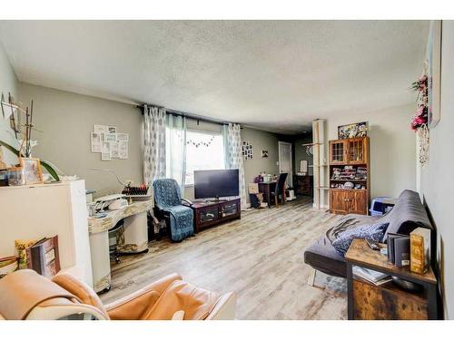 8636 19 Avenue, Coleman, AB - Indoor Photo Showing Living Room