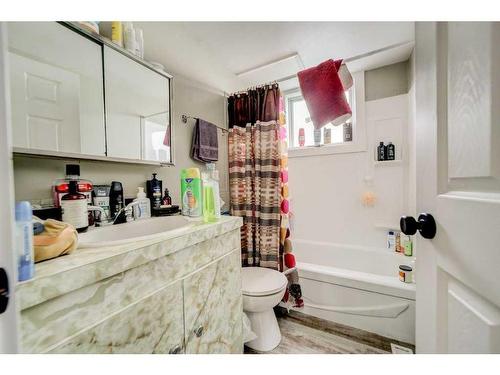 8636 19 Avenue, Coleman, AB - Indoor Photo Showing Bathroom