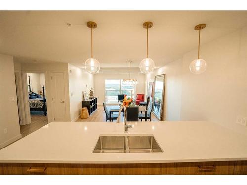 331-102 Scenic Drive North, Lethbridge, AB - Indoor Photo Showing Kitchen With Double Sink