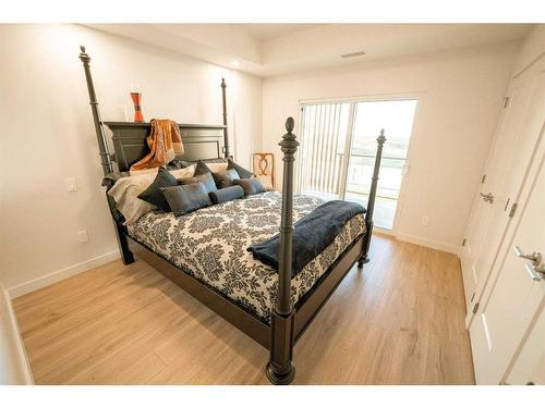 331-102 Scenic Drive North, Lethbridge, AB - Indoor Photo Showing Bedroom