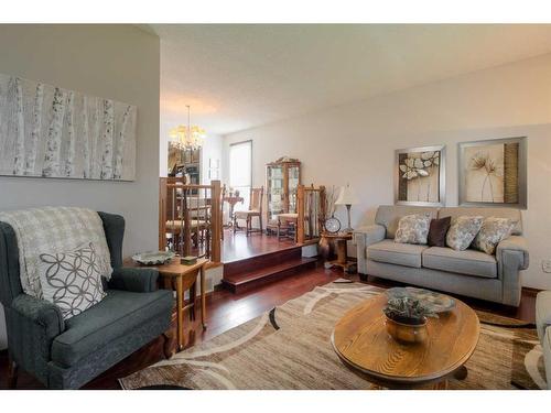 22 Mt Royal Place West, Lethbridge, AB - Indoor Photo Showing Living Room