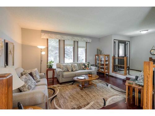 22 Mt Royal Place West, Lethbridge, AB - Indoor Photo Showing Living Room